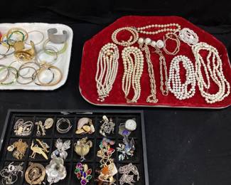 CHOICE LOT COSTUME JEWELRY TRAYS