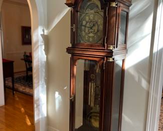 Grandfather clock 
With keys 
Running gorgeous 