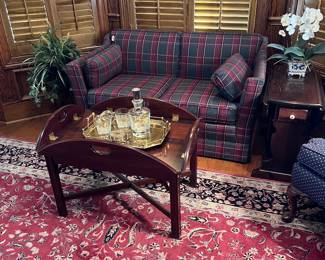 Serving butler table   Gorgeous rug 