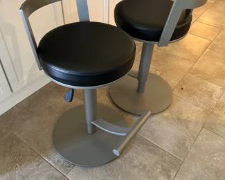 2 bar stools counter height 