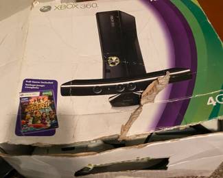 Xbox 360 Kinect 4 GB Memory Console