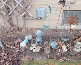 Yard Art, Frogs Misc