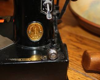 Singer Featherweight Sewing machine No. AH826606