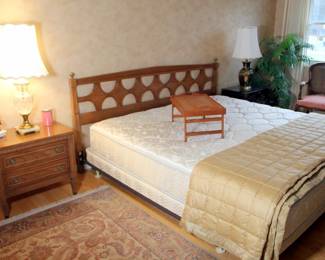 United Furniture King Bedroom Set
