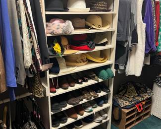 Lots of nice L-XL ladies clothes 