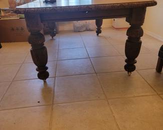 Antique crank table with 1 leaf $400