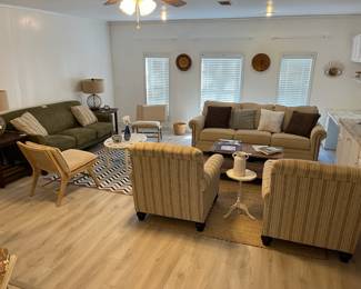 Beautiful living room - like right out of a magazine!