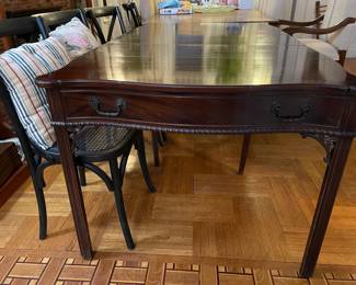 Mahogany extending table with many leaves