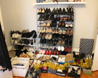 Lots of ladies shoes 