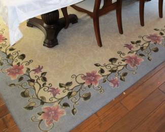 Lovely rug in a nice color & pattern