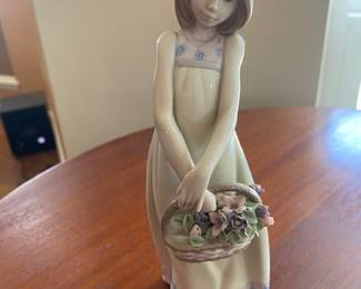 Lladro 5605 Girl with Basket