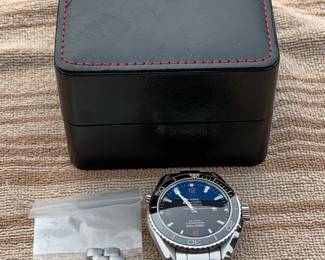 Awesome Watch with additional bracelet link and case.       Picture 2 of 2