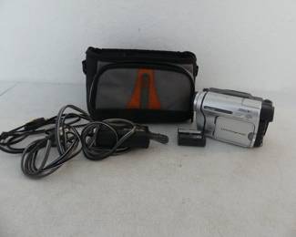 Sony Handycam CCD-TRV138 NTSC Camcorder/Video Transfer with Adapter in Case