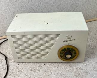 Western Auto Truetone D-2413B Radio