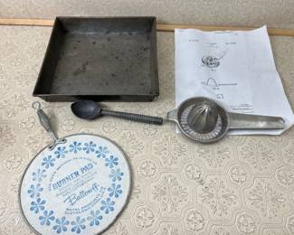 (4) Kitchen: Bakerex Pan; Burner Pad, Juicer