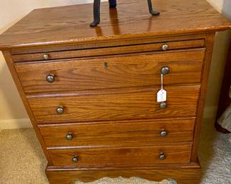 Thomasville night stand 