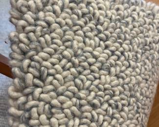 better color depiction of the rug sold in prior photo