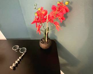 Artificial flower and desk decor