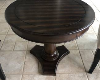 ROUND END TABLE
