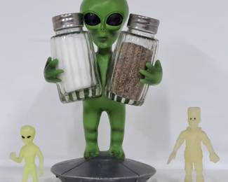 Alien Salt And Pepper Set And Glow In The Dark Figures