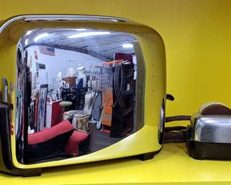 Vintage Toastmaster Toaster And Matching Salt And Pepper Shakers