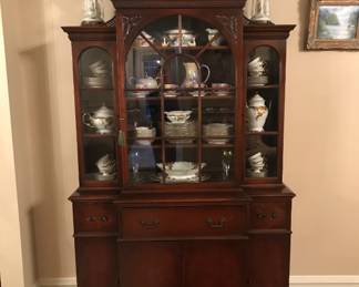 This curio cabinet is for sale !
Only the China set inside was sold . 