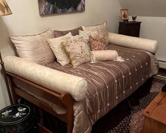 Trundle bed , bedding 