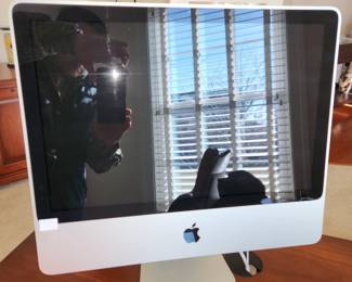 2009 iMac computer with keyboard