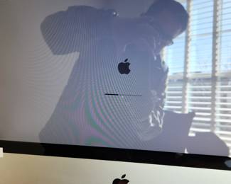 2009 iMac computer with keyboard