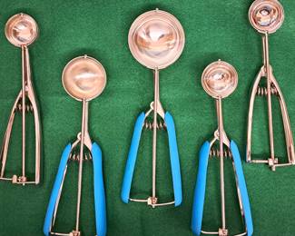 LIKE NEW ICE CREAM SCOOPS W QUICK RELEASE HANDLES