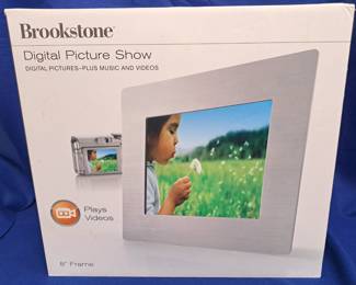 DIGITAL PICTURE FRAME NEW IN BOX BROOKSTONE