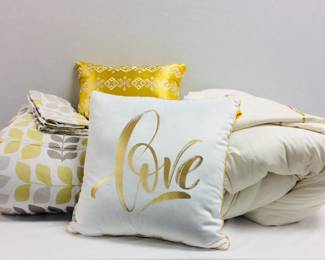 (2) Queen bedding sets