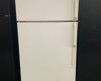 Pre-Owned Hotpoint Top-Freezer Refrigerator