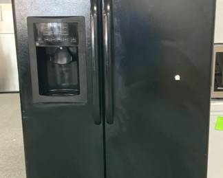 Pre-Owned GE Side by Side Freezer Refrigerator