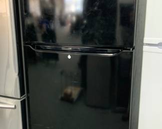 New Floor Model Frigidaire Top Freezer Refrigerator