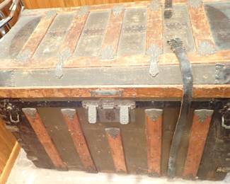 LARGE FLAT TOP TRUNK