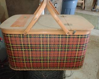 VINTAGE PICNIC BASKET