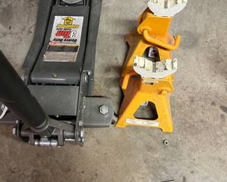 1of 3 floor jacks
