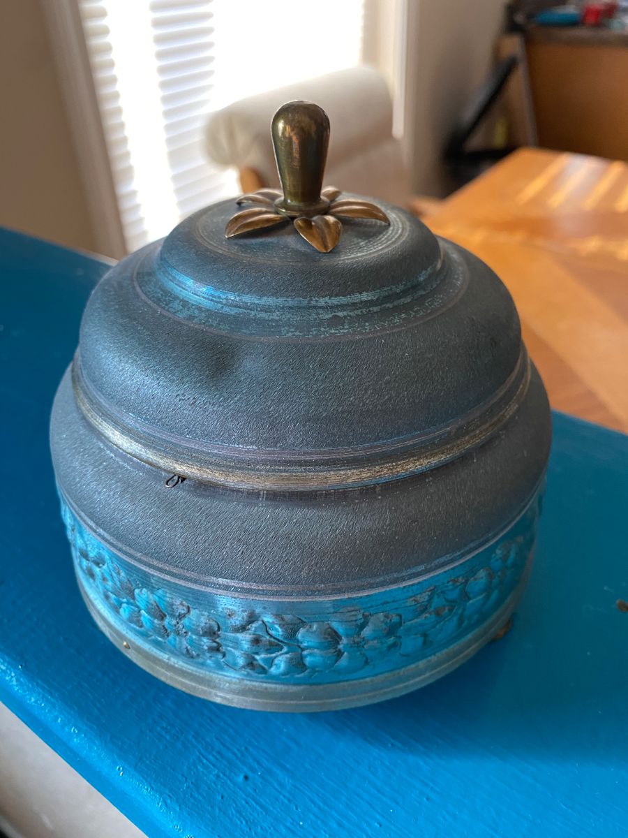Estate Sale with full of housewares starts on 2/2/2024