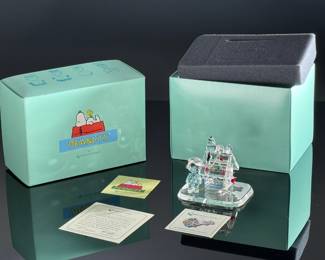Crystal World A Charlie Brown Christmas Peanuts Snoopy Figurine in Box Tom Suzuki Snoopy	Figurine: 3x3.75x2.8in Box: 5x5.5x7in	119051