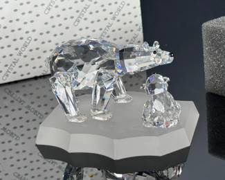 Crystal World Mother and Cub Figurine 1020 Polar Bears	Figurine: 2x3.4x2.9in Box: 6x6x6in	119052