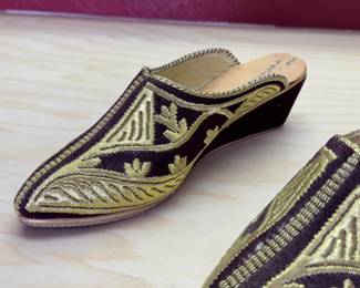 Moroccan Babouche Black & Gold Embroidered Sandals Pair	Size unknown	113069
