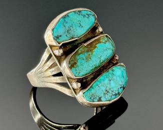 Vintage Navajo 3-Stone Turquoise & Silver Ring SZ: 8 Native American Pawn	Size: 8 Centerpiece:28x19mm	112011