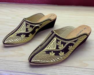 Moroccan Babouche Black & Gold Embroidered Sandals Pair	Size unknown	113069
