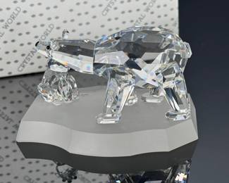 Crystal World Mother and Cub Figurine 1020 Polar Bears	Figurine: 2x3.4x2.9in Box: 6x6x6in	119052