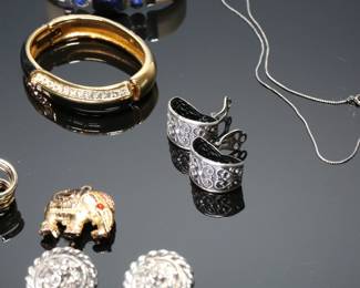 25 Piece Estate Jewelry Lot Steering Earrings, Rings, Brooches Etc		113119
