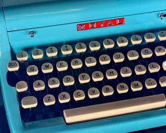 Vintage Royal Quiet DeLuxe Typewriter Aqua Teal	5.5x12.625x11.75in	124065
