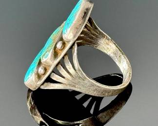 Vintage Navajo 3-Stone Turquoise & Silver Ring SZ: 8 Native American Pawn	Size: 8 Centerpiece:28x19mm	112011