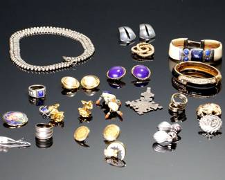 25 Piece Estate Jewelry Lot Steering Earrings, Rings, Brooches Etc		113119
