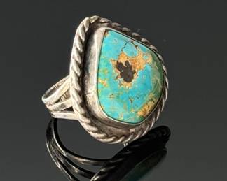 Vintage Navajo Turquoise & Silver Ring SZ: 7 Native American Pawn	Size: 7 Centerpiece:27x26mm	112010